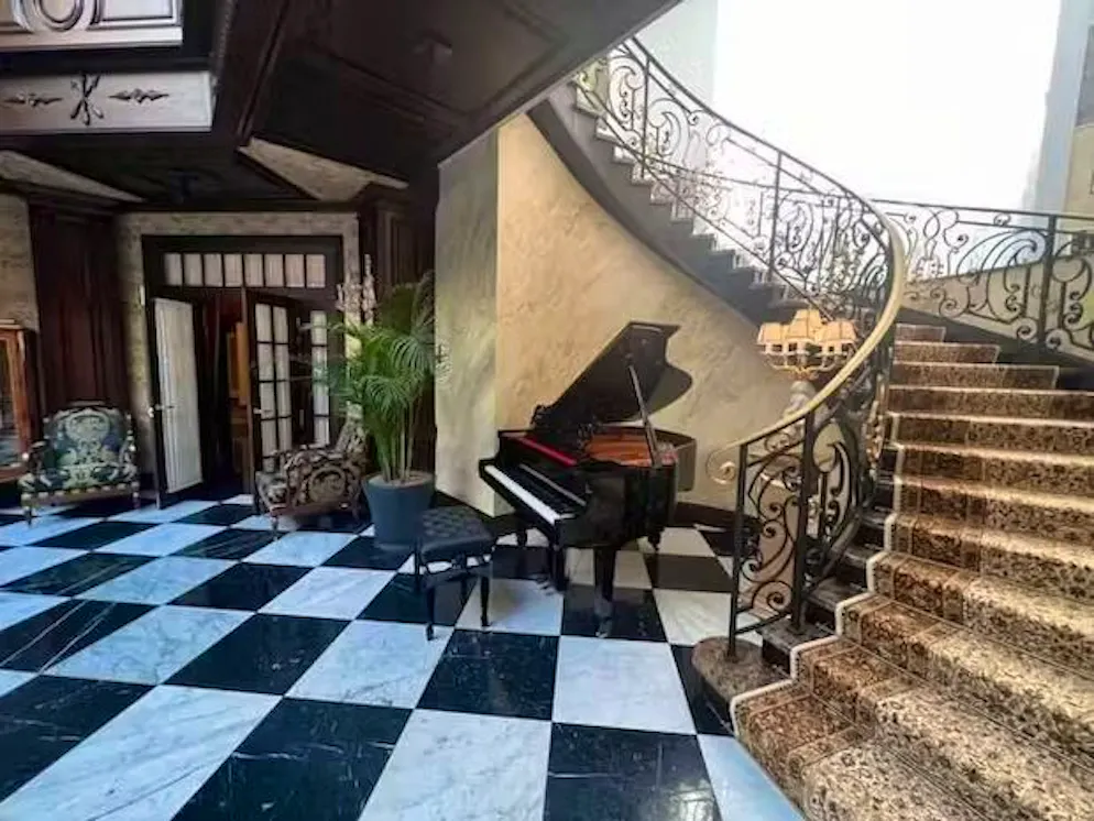 La casa di Prigozhin a San Pietroburgo: uno sguardo nella sua vita privata. La villa di Prigozhin è a San Pietroburgo: non si sa se l'ex capo del gruppo Wagner sapesse suonare il pianoforte.