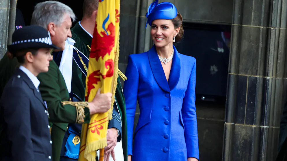Message subliminal. Kate gagne des points face aux contestataires avec sa tenue bleue