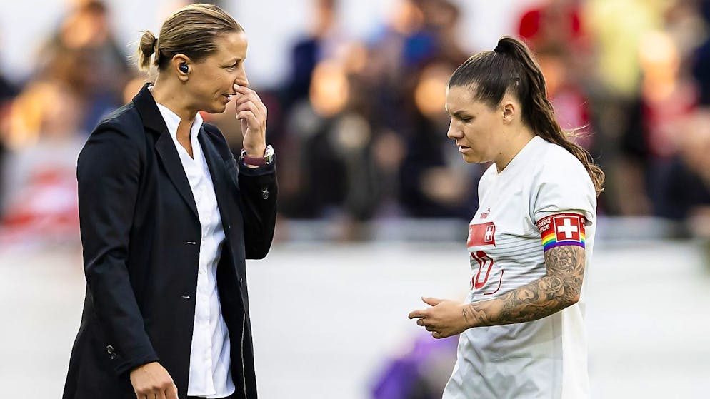 Vor der grossen Reise gibt es einige Fragezeichen - Gallery. Ideale Besetzung noch nicht gefunden: Die Nationaltrainerin Inka Grings bespricht sich mit Captain Ramona Bachmann
