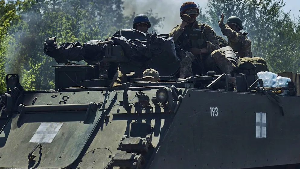 Ukrainische Soldaten auf einem Schützenpanzerwagen an der Front im Gebiet Saporischschja. (1. Juli 2023)