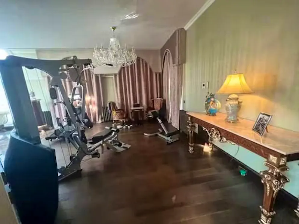 La casa di Prigozhin a San Pietroburgo: uno sguardo nella sua vita privata. ... o una visita alla sala pesi. Se le cose non vanno così bene per il proprietario...