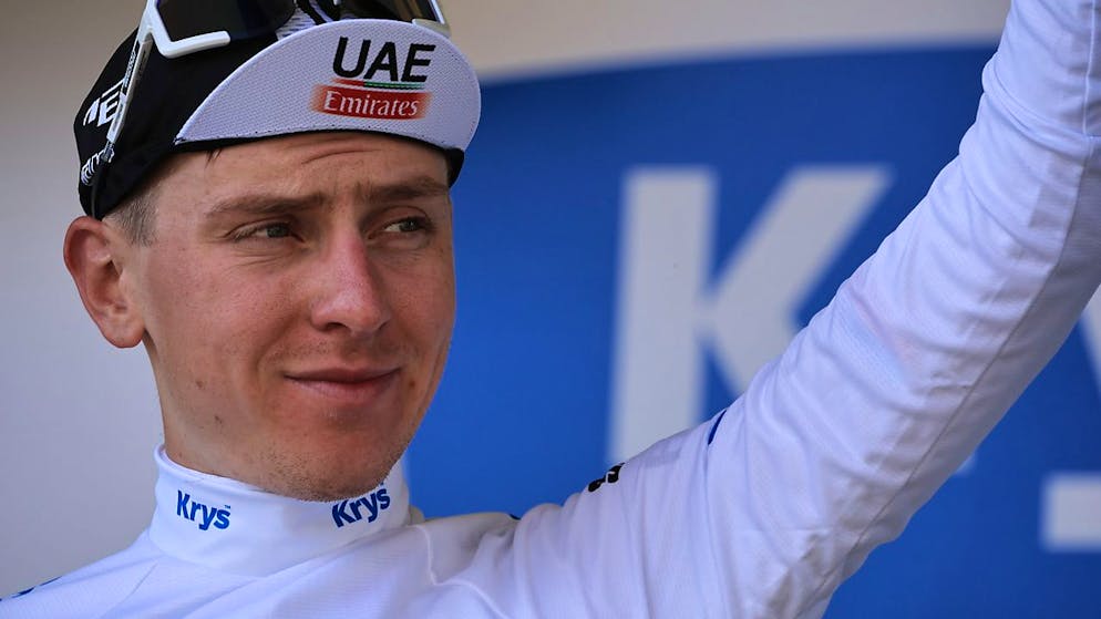 Hat sich für die Niederlage vom Vortag erfolgreich revanchiert: Tagessieger Tadej Pogacar winkt vom Podest.