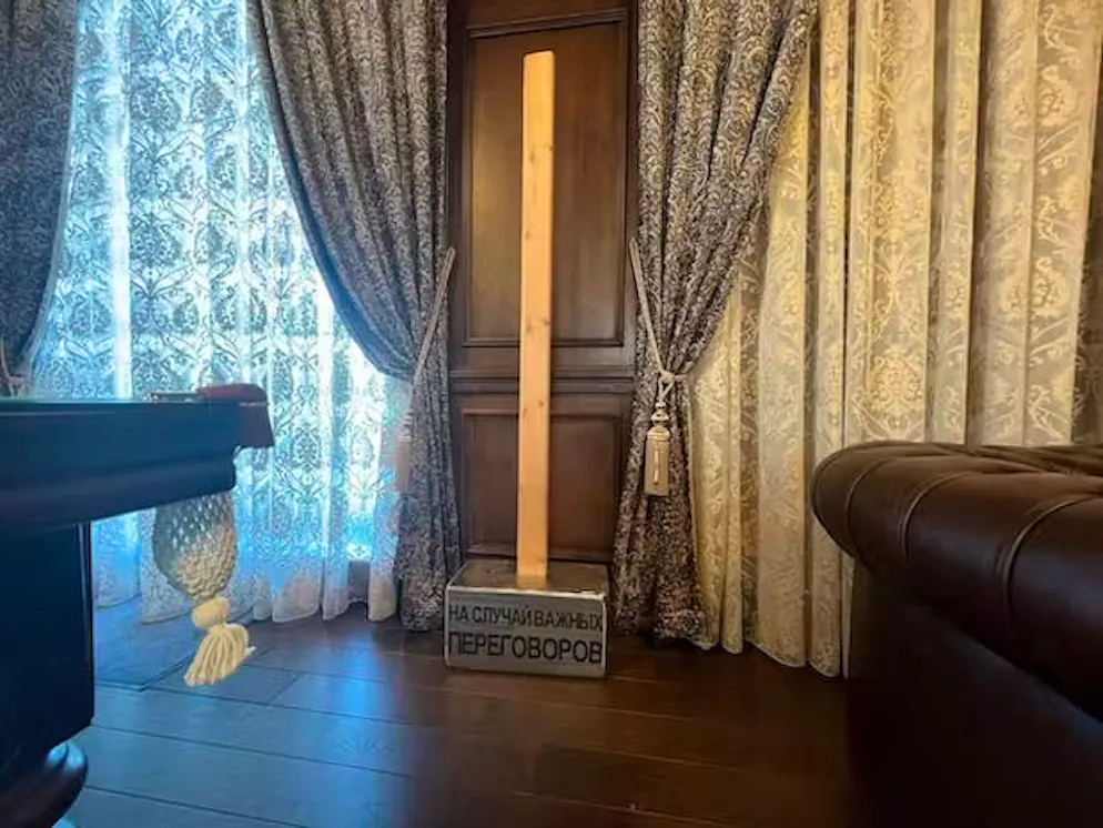 La casa di Prigozhin a San Pietroburgo: uno sguardo nella sua vita privata. È un palo? O una forca? No, è un martelletto sovradimensionato con scritto «Per trattative difficili». Lo sfondo: gli ufficiali Wagner hanno presumibilmente...