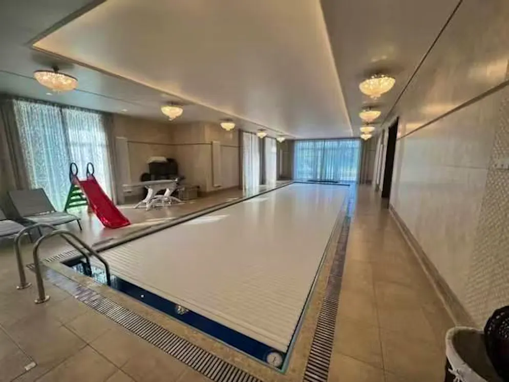 La casa di Prigozhin a San Pietroburgo: uno sguardo nella sua vita privata. Di cos'altro ha bisogno un capo mercenario a casa sua? Per restare in forma, fare un tuffo nella piscina di casa propria...