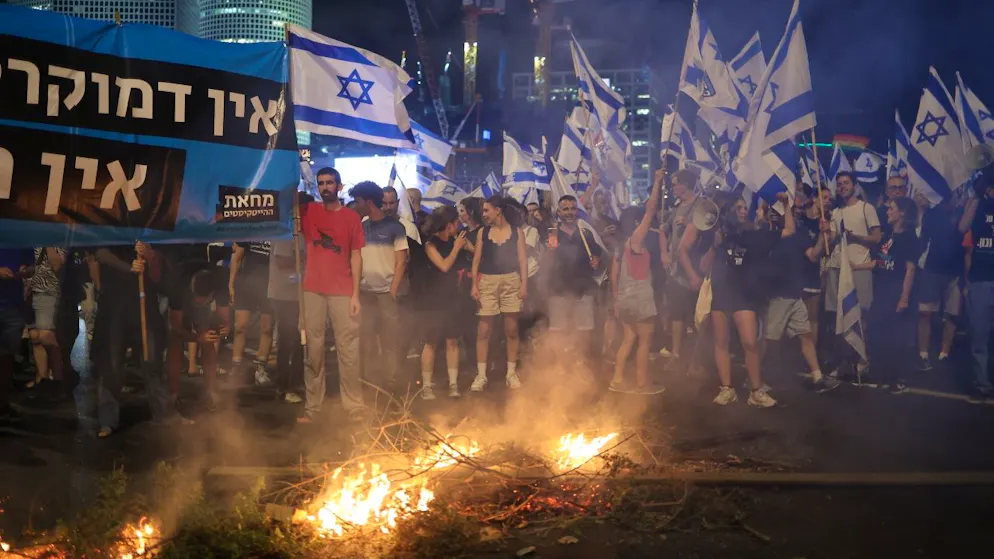 Demonstranten blockieren die Ayalon-Autobahn in Tel-Aviv, um gegen die Pläne der Regierung von Premierminister Benjamin Netanjahu zu protestieren, das Justizsystem zu reformieren. Foto: Ilia Yefimovich/dpa