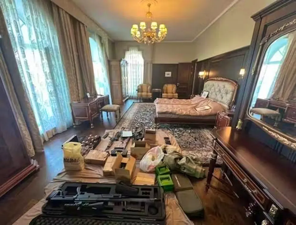 La casa di Prigozhin a San Pietroburgo: uno sguardo nella sua vita privata. Questo scorcio nella camera da letto rivela anche qualcosa di insolito: Prigozhin sembrava avere abbastanza armi in casa...
