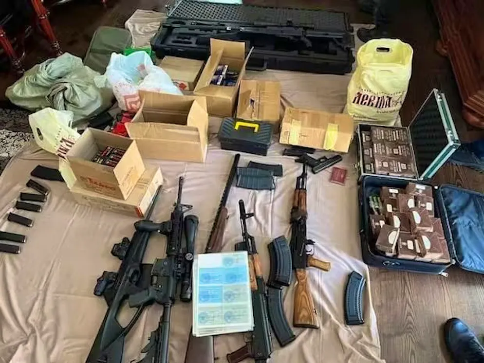 La casa di Prigozhin a San Pietroburgo: uno sguardo nella sua vita privata. ... per scacciare qualsiasi venditore ambulante sgradito. Oltre ai fucili d'assalto, gli investigatori hanno scoperto...