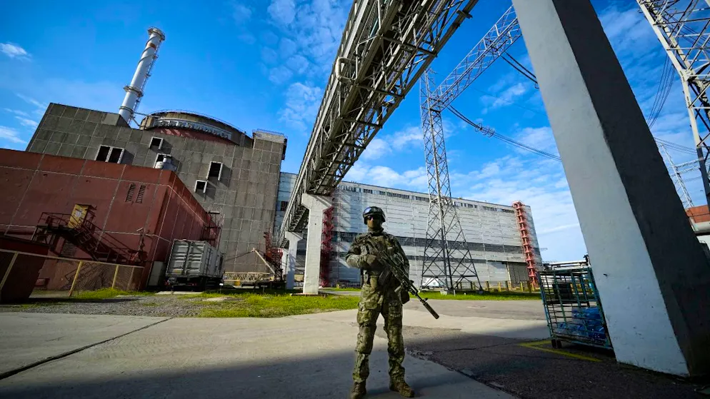 Ein russischer Soldat bewacht einen Bereich des Kernkraftwerks Saporischschja in einem Gebiet unter russischer Militärkontrolle im Südosten der Ukraine (Symbolbild).