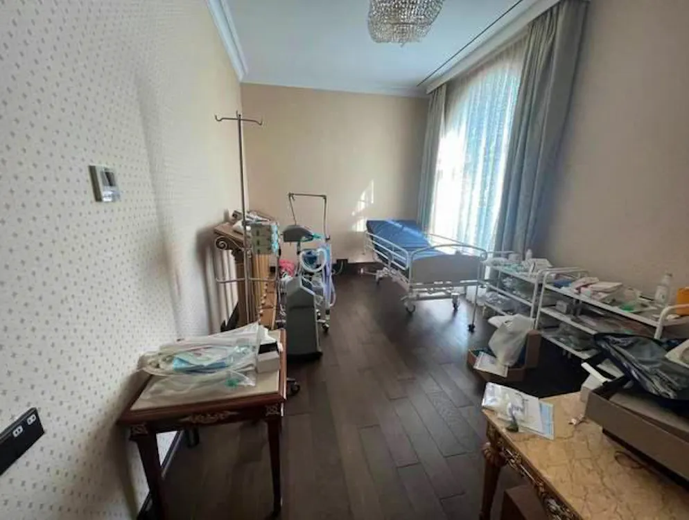 Prigoschins Haus in St. Petersburg: Einblick ins Privatleben. ... kann sich Prigoschin im eigenen Krankenzimmer gesund pflegen lassen. Und wenn das nicht klappt, ...