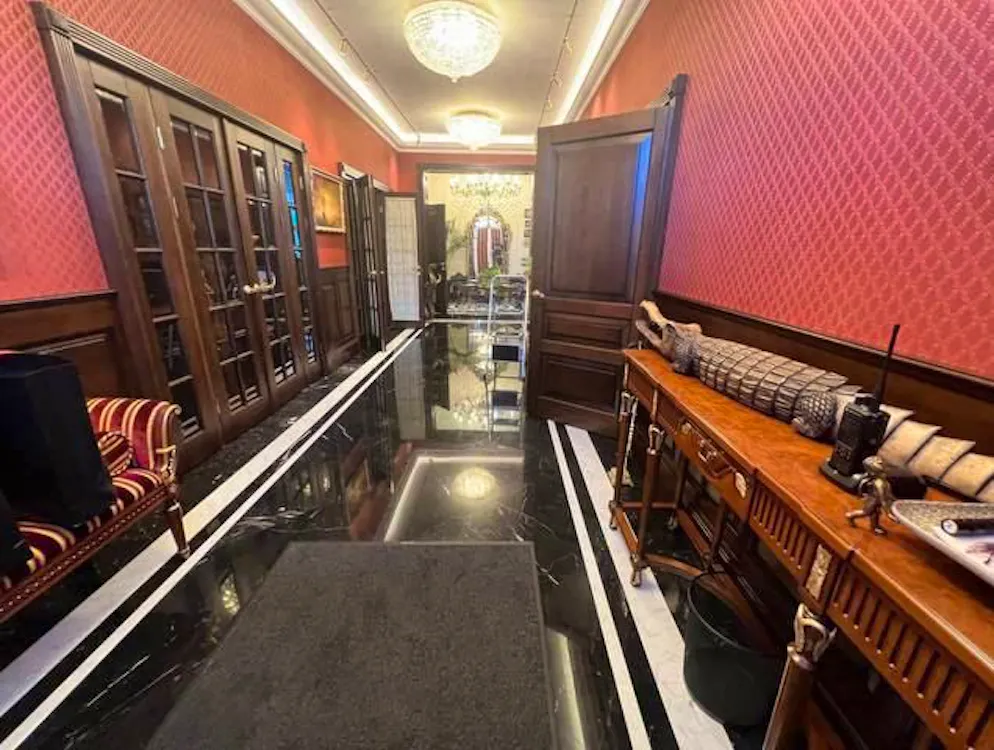 Prigoschins Haus in St. Petersburg: Einblick ins Privatleben. .... Vorschlaghammer benutzt, um mit ihnen jene vor versammelter Mannschaft zu erschlagen, die vor dem Krieg türmen wollten.