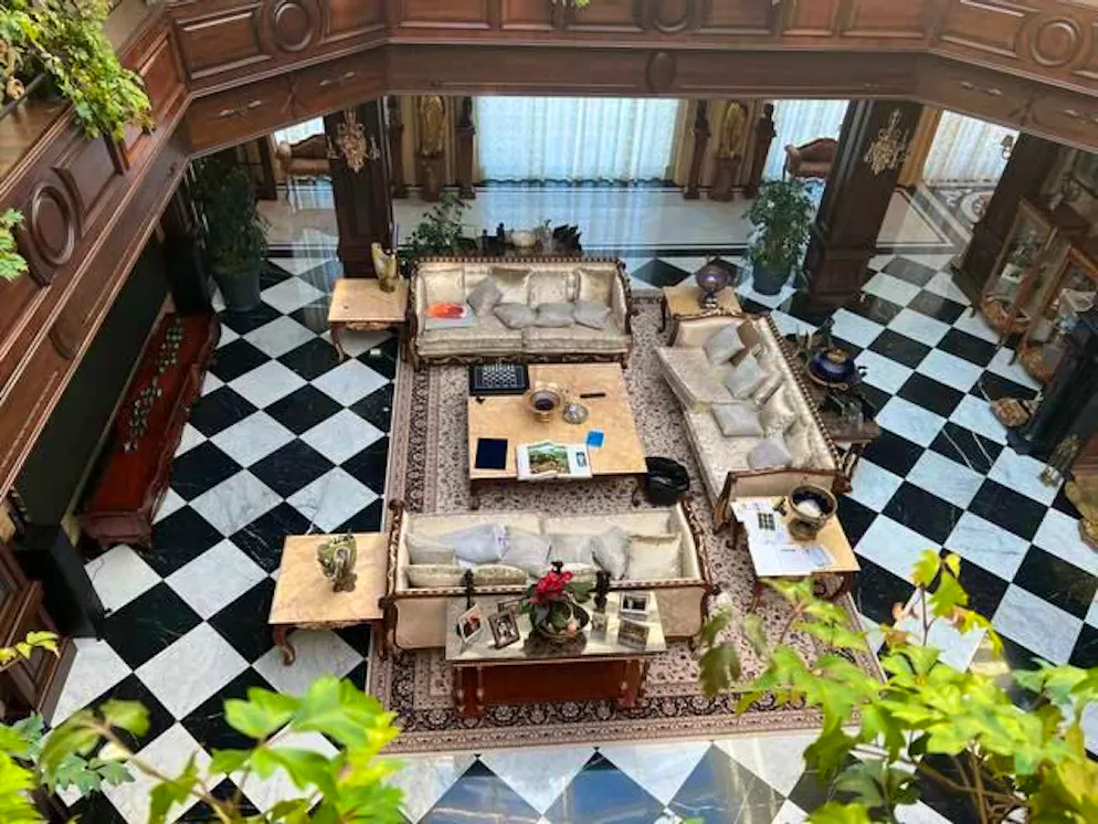 Prigoschins Haus in St. Petersburg: Einblick ins Privatleben. Wer dieses Bild sieht, könnte noch denken, es sei bei einem normalen Villen-Besitzer entstanden.