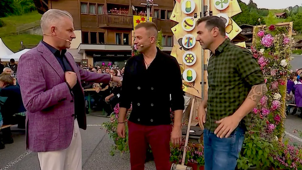 Die 250. Ausgabe vom «Donnschtig-Jass» feierte Gastgeber Rainer Salzgeber unter anderem mit den Komikern Jonny Fischer und Manu Burkart (von links nach rechts).