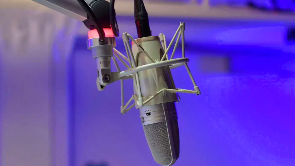 Um eine Konzession im Versorgungsgebiet Graubünden-Glarus-St. Galler Oberland bewerben sich das bestehende Radio Südostschweiz und das von Roger Schawinski geplante Radio Alpin. (Symbolbild)