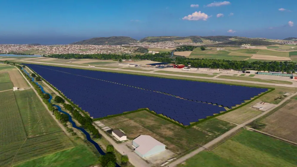 Auf dem Areal des Berner Flughafens wollen die Flughafen Bern AG, die BKW AG und neu die Energie Wasser Bern die grösste Freiflächen-Solaranlage der Schweiz erstellen. (Visualisierung)