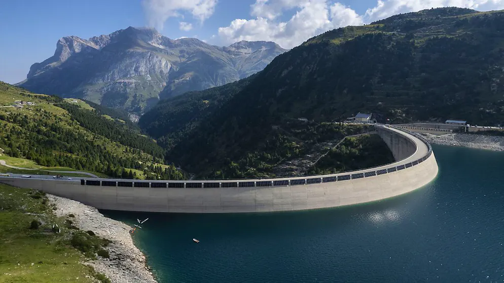 Das Elektrizitätswerk Zürich (EWZ) will künftig nicht nur an Staumauern hochalpine Photovoltaik-Anlagen bauen, sondern auch freistehende. Geplant ist der Bau von zwei Grossanlagen in Surses und Rheinwalden. (Archivbild)