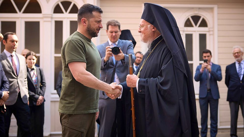 Wolodymyr Selenskyj (l), Präsident der Ukraine, wird von Bartholomäus I., Ökumenischer Patriarch von Konstantinopel, zu einer Gedenkfeier in der Patriarchenkirche St. Georg empfangen. Selenskyj nahm an einer von Patriarch Bartholomäus I. geleiteten Gedenkfeier für die Opfer des Krieges in der Ukraine teil. Foto: Ukraine Presidency/Ukraine Presi/Planet Pix via ZUMA Press Wire/dpa