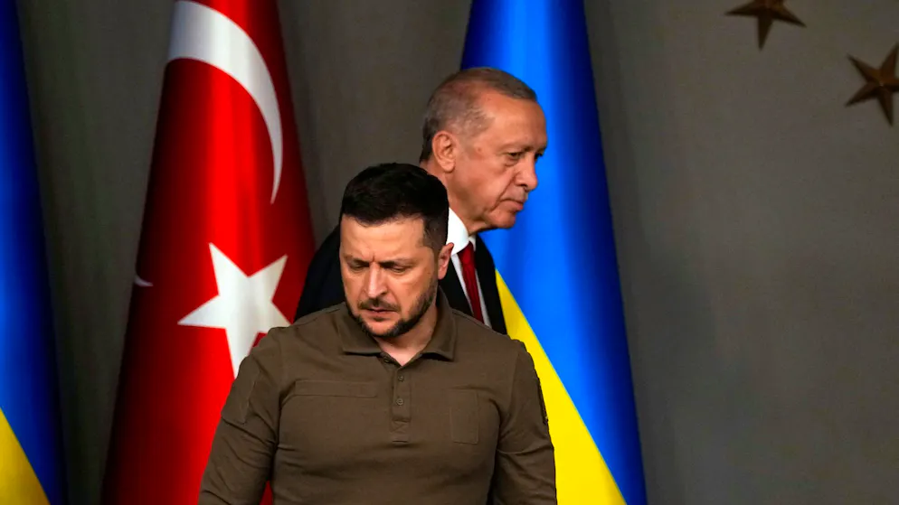 Recep Tayyip Erdogan (hinten) kommt mit Wolodymyr Selenskyj zu einer gemeinsamen Pressekonferenz nach ihrem Treffen in Istanbul.