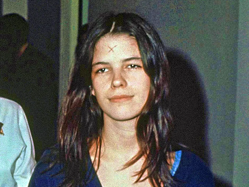 Leslie Van Houten. Leslie Van Houten in einem Gefängnis in Los Angeles, am 29. März 1971. Sie wurde im Alter von nur 19 Jahren zur Mörderin.