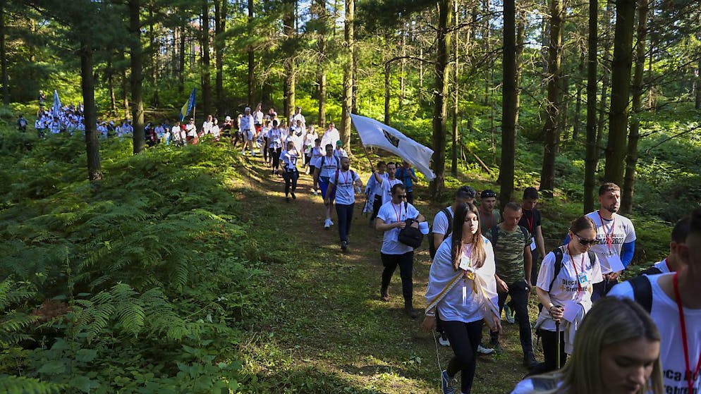 La 'Marcia per la pace' nei boschi vicino a Tuzla