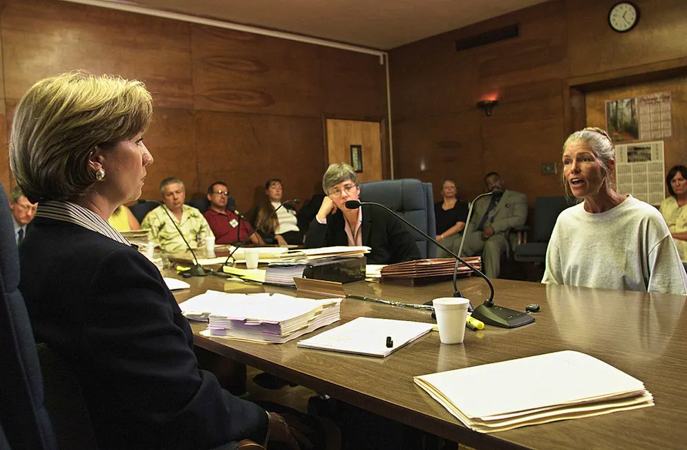 Leslie Van Houten. Sheron Lawin, Mitglied des Board of Prison Terms Commissioners (links), hört Leslie Van Houten (rechts) zu, nachdem ihr am Freitag, dem 28. Juni 2002, in der California Institution for Women die Bewährung verweigert wurde.