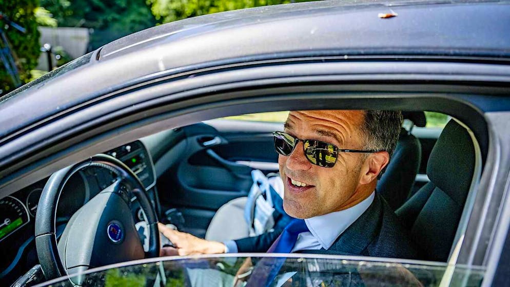 Mark Rutte, scheidender Ministerpräsident der Niederlande, trifft am Palast Huis ten Bosch ein, um König Willem-Alexander über den Sturz des Kabinetts zu informieren. Im Streit um die Migrationspolitik ist in den Niederlanden die Regierung zerbrochen. Foto: Robin Utrecht/ANP/dpa