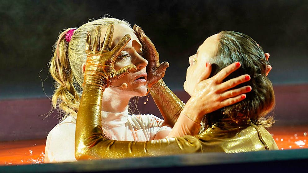 ARCHIV - Laina Schwarz (l) als Kriemhild und Lena Urzendowsky als Brynhild stehen vor dem Kaiserdom bei der Fotoprobe «BRYNHILD» der diesjährigen Nibelungen-Festspiele auf der Bühne. Foto: Uwe Anspach/dpa