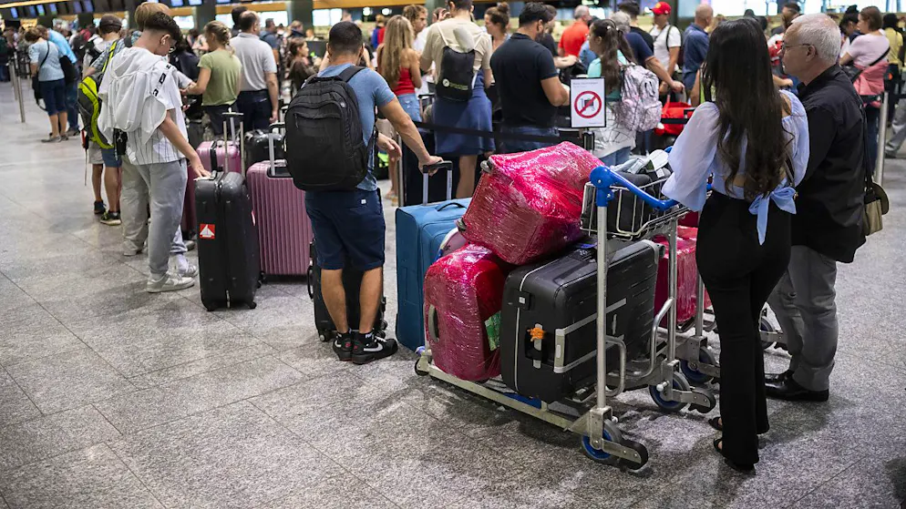 Zum Ferienbeginn herrscht am Flughafen Zürich Hochbetrieb, lange Warteschlangen gibt es aber keine.