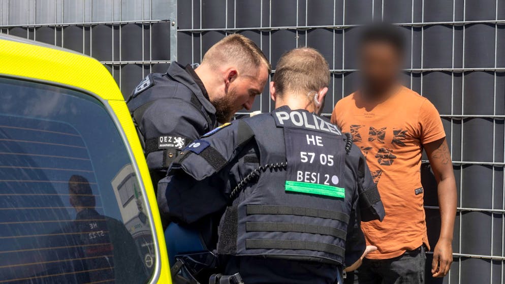 28 verletzte Polizisten bei Eritrea-Festival - Gallery. Polizisten kontrollieren am Rande des Eritrea-Festivals in Giessen eine Person.