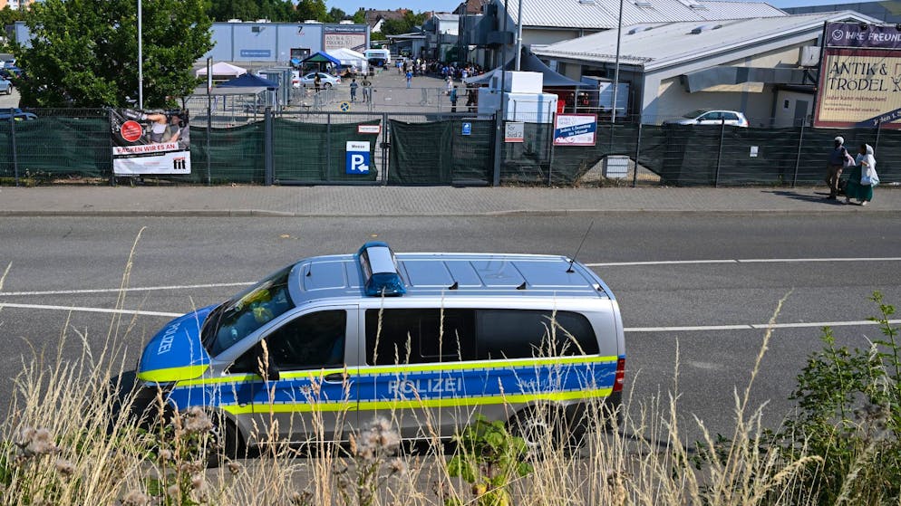 28 verletzte Polizisten bei Eritrea-Festival - Gallery. Polizeifahrzeug vor dem Messegelände.