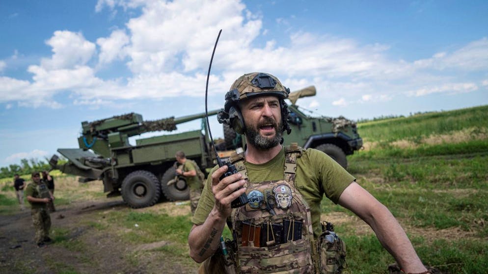 Ein ukrainischer Soldat spricht über Funk mit seinem Team. Foto: Evgeniy Maloletka/AP/dpa