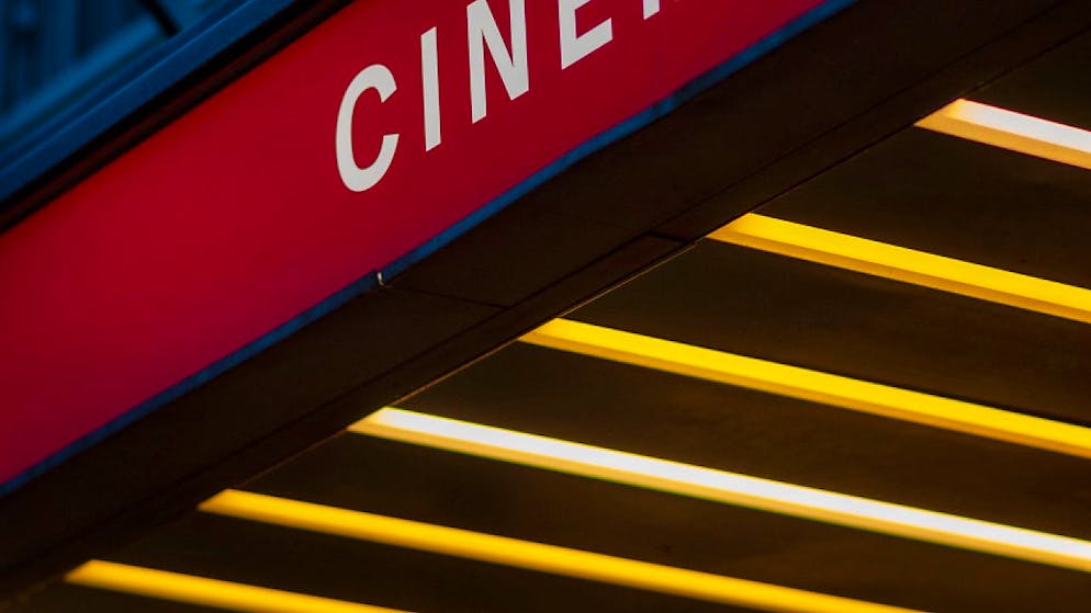 In Biel hat ein Unbekannter am Samstagabend die Angestellte eines Kinos mit einem gefährlichen Gegenstand bedroht und Geld gefordert.