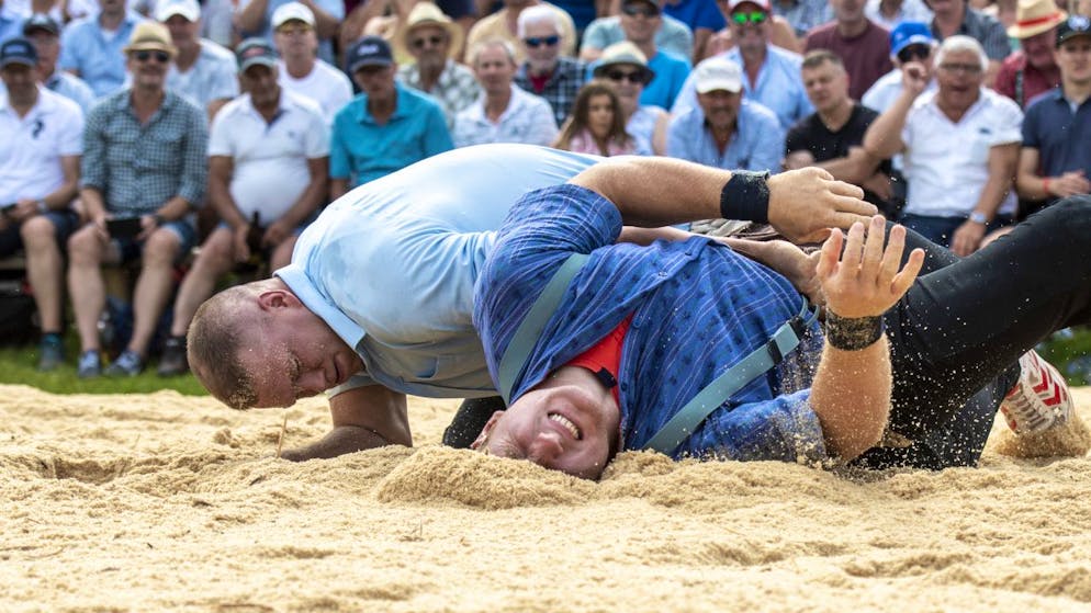 Pirmin Reichmuths perfekter Triumph auf der Rigi - Gallery. Pirmin Reichmuth bringt den schwer zu bezwingenden Schwingerkönig Joel Wicki auf den Rücken.