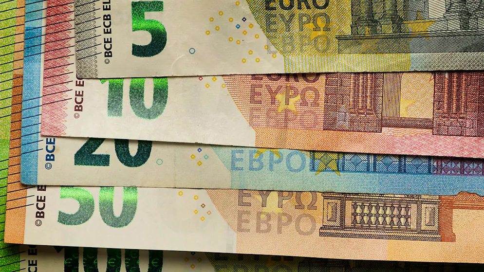 Die Euro-Banknoten sollen einen neuen Look erhalten und dadurch fälschungssicherer werden. Die Einwohner des Euro-Währungsraums dürfen bei einer Befragung ihre Meinung abgeben, was das Design der neuen Banknoten betrifft. (Archivbild)