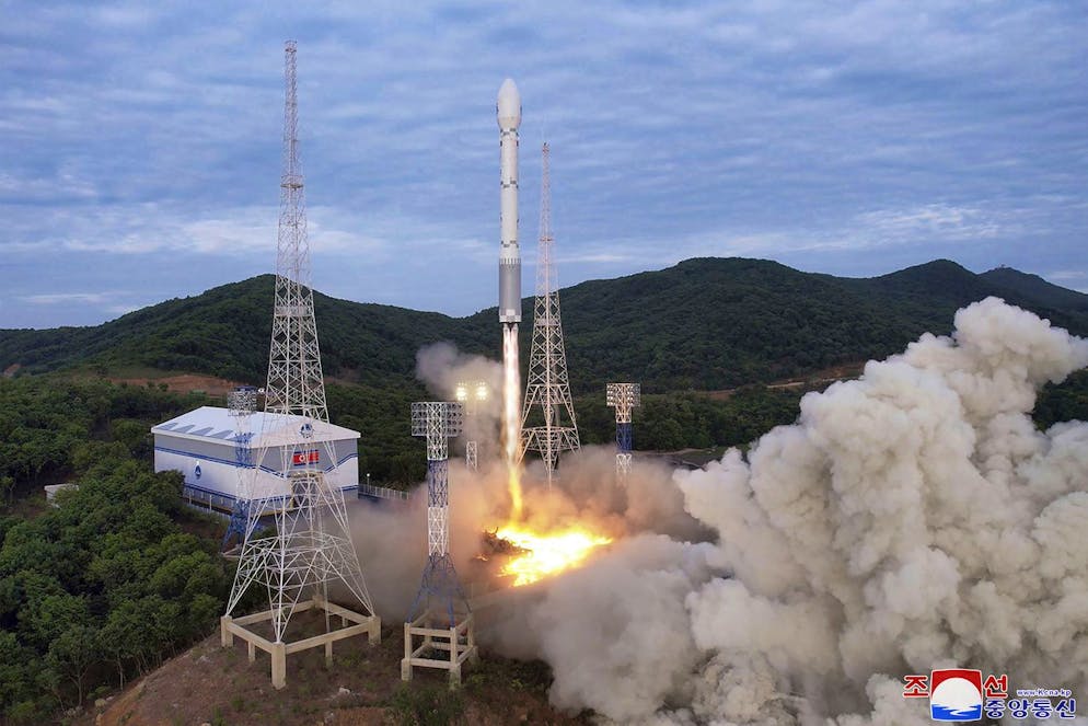 Questa foto, fornita dal governo nordcoreano, mostra il lancio del razzo di nuova concezione Chollima-1 che trasporta il satellite Malligyong-1 presso il Sohae Satellite Launching Ground mercoledì 31 maggio 2023. Ai giornalisti indipendenti non è stato concesso l'accesso per coprire l'evento raffigurato in questa immagine diffusa dal governo nordcoreano. Il contenuto di questa immagine è quello fornito e non può essere verificato in modo indipendente. La filigrana in lingua coreana sull'immagine fornita dalla fonte recita: «KCNA», abbreviazione di Korean Central News Agency.