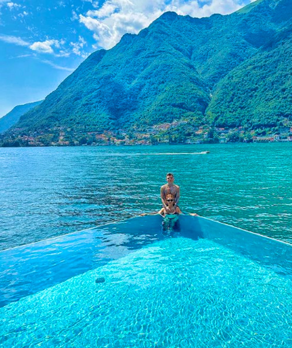 Chiara Ferragni zeigt ihre Millionenvilla am Comer See. Die italienische Influencerin und ihr Mann, der Rapper Fedez, lassen sich beim neuen Eigenheim nicht lumpen: Die Residenz mit sieben Schlafzimmern, acht Badezimmern, einem Infinity-Pool sowie einem Bootsplatz ...
