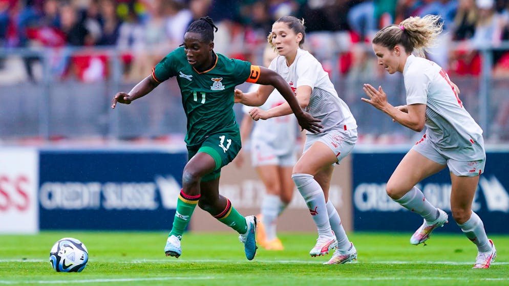 Barbara Banda rennt den Nati-Spielerinnen Sandrine Mauron und Luana Bühler (rechts) davon.