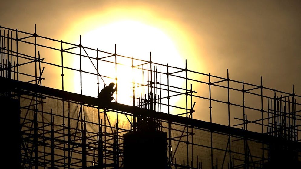 In questi giorni di canicola, i lavoratori devono proteggersi dal sole, bere molto e fare pause frequenti.