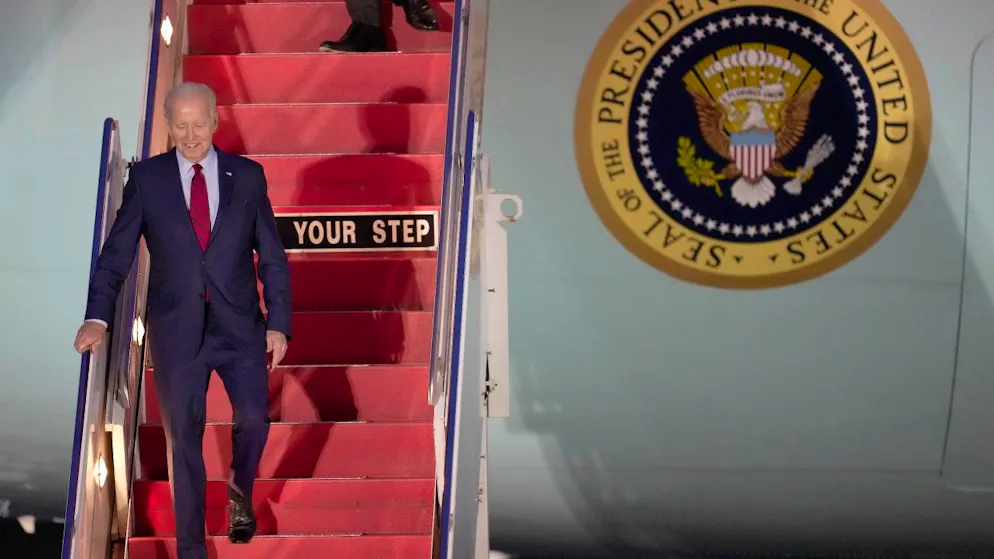 US-Präsident Joe Biden kurz nach seiner Landung auf dem Flughafen Stansted in London. Foto: Kin Cheung/AP/dpa