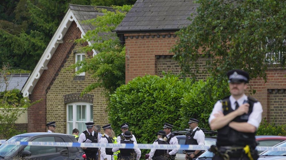 Polizist*innen nach dem Unglück auf dem Schulgelände in Wimbledon. (6. Juli 2023)