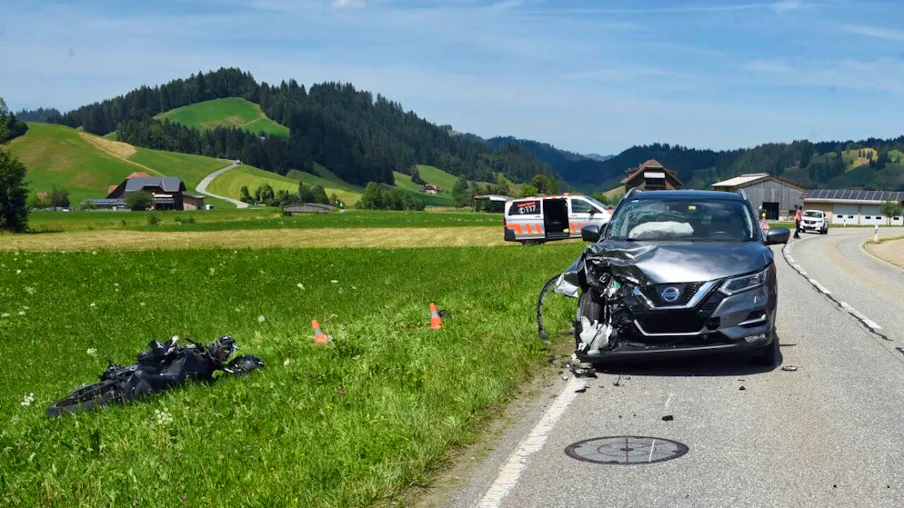 Der Töfffahrer landete in der Wiese.