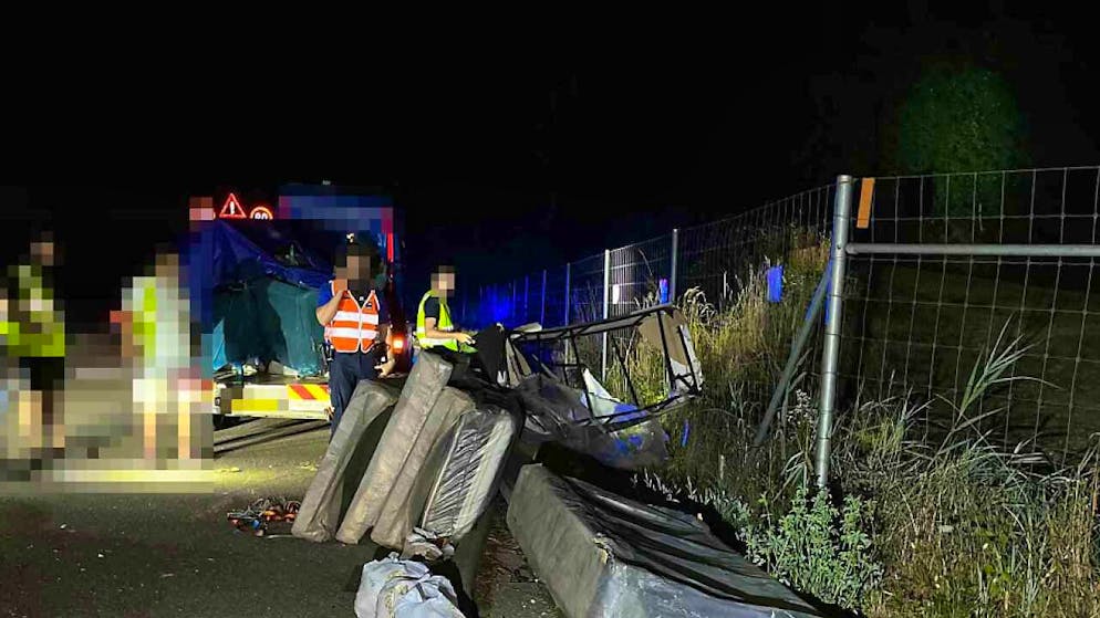 Teile der Ladung fielen beim Unfall vom Anhänger des Lieferwagens.