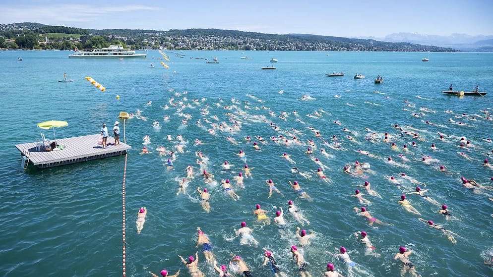 2022 konnte die Seeüberquerung in Zürich im Juli stattfinden. In diesem Jahr wurde sie auf Ende August verschoben. (Archivbild)