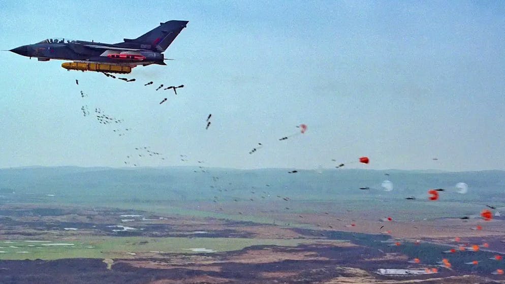 Fragen und Antworten. Was Streubomben gegen Gräben und Minenfelder bewirken