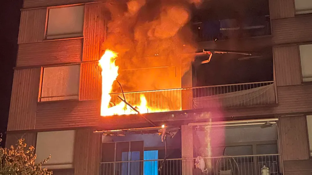 Wegen des brennenden Balkons wurde das Mehrfamilienhaus in Wohlen AG in der Nacht auf Montag evakuiert.
