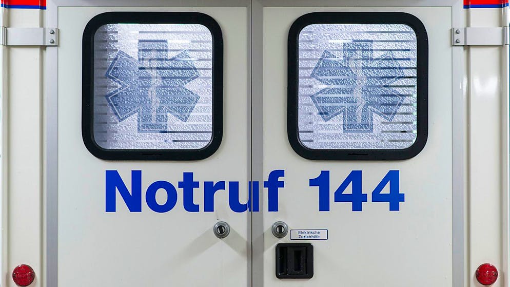 Der Verunfallte wurde vom Rettungsdienst ins Spital gebracht. (Symbolbild)