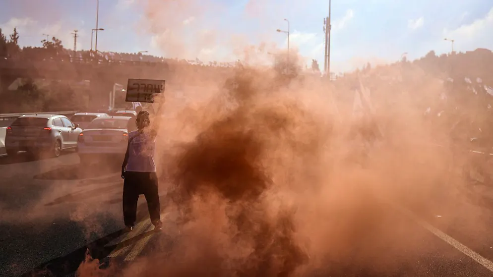 Demonstranten blockieren nach der Abstimmung in der Knesset eine Straße nach Jerusalem. Foto: Ilia Yefimovich/dpa
