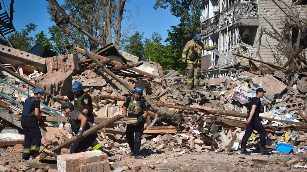 Ukrainische Rettungskräfte arbeiten nach einem russischen Angriff auf Orichiw in den Trümmern eines zerstörten Gebäudes. Foto: Andriy Andriyenko/AP/dpa