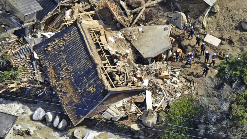 Such- und Rettungsarbeiten nach einem Schlammlawinenabgang in Karatsu. (11. Juli 2023)