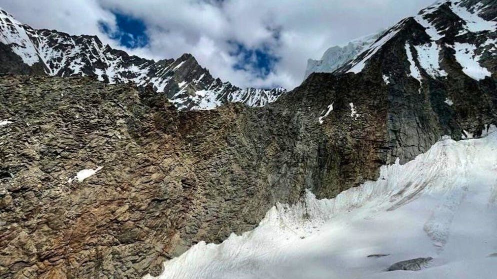 Die Frau stürzte beim Abstieg vom Dom etwa 30 Meter in die Tiefe.