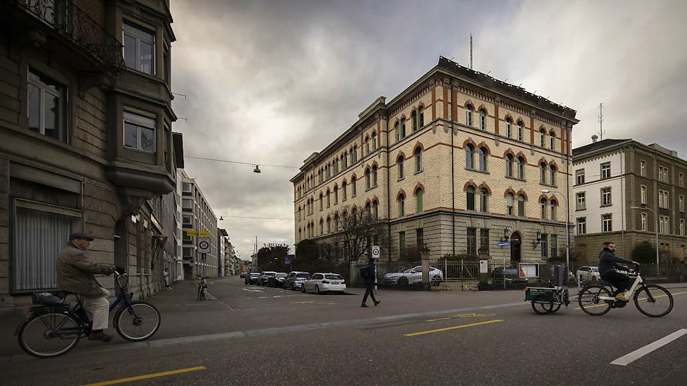 Minderjährige unbegleitete Asylsuchende sind im Kanton Zürich derzeit an 10 Standorten utnergerbacht - unter anderem auch in der ehemaligen Polizeikaserne in der Stadt Zürich. (Archivbild)